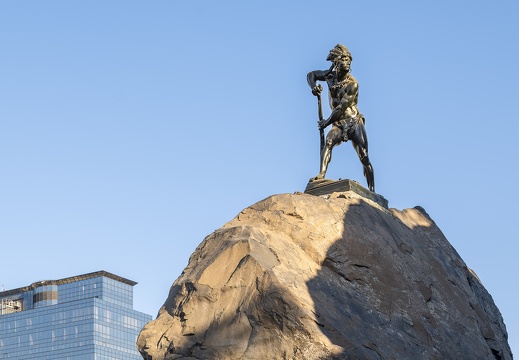 2024 02 Santiago de Chile Cerro Santa Lucía Caupolicán-Statue Mapuche-Krieger Bild02 web